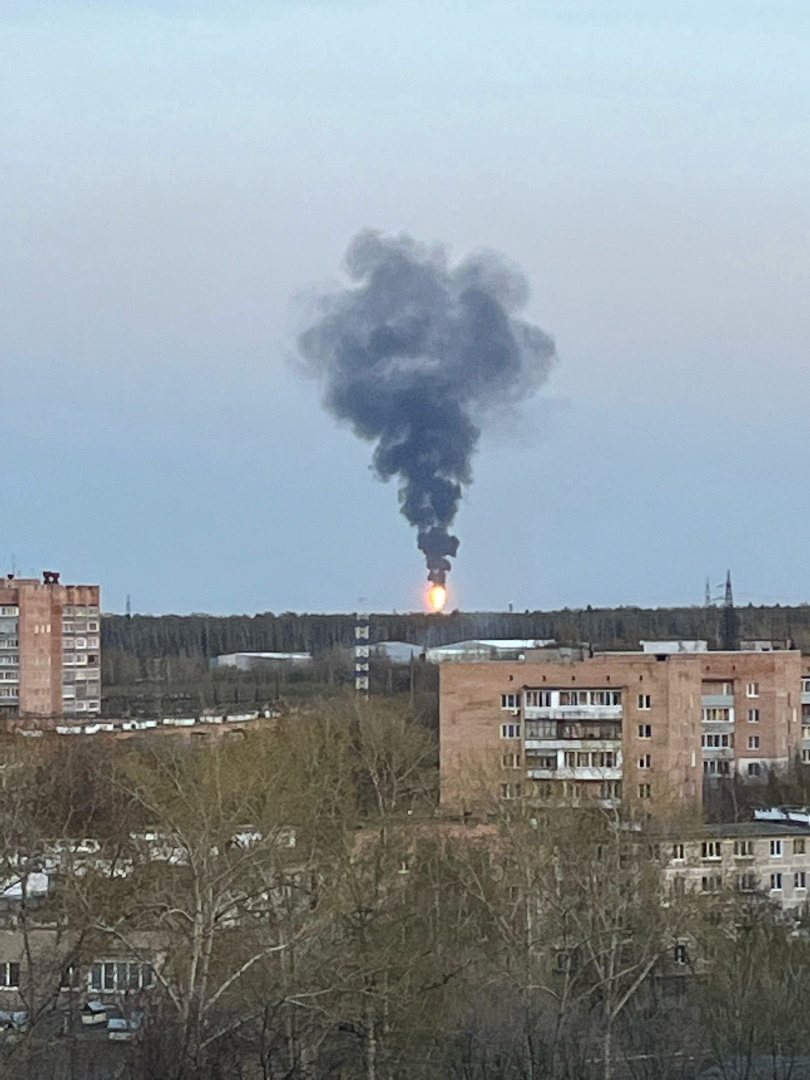 пожар на нефтезаводе рязань 2022. пожар на сиреневке. нефтезавод рязань. пожар на нефтезаводе в рязани. рязанский нефтеперерабатывающий завод горит.