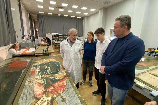 Реставраторы из Москвы показали процесс восстановления икон рязанского собора