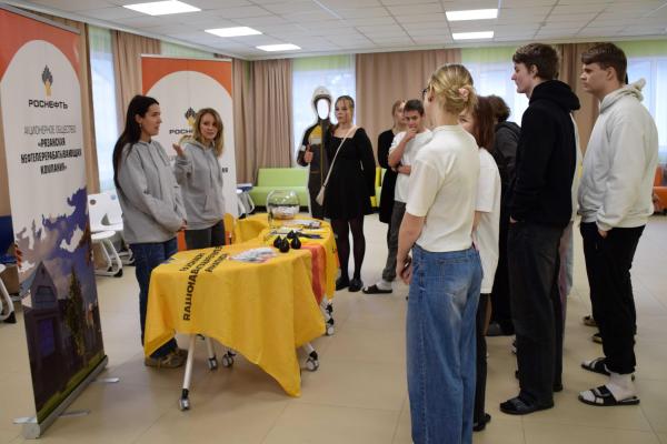 Сотрудники РНПК на Дне инвестора рассказали студентам о трудоустройстве на завод