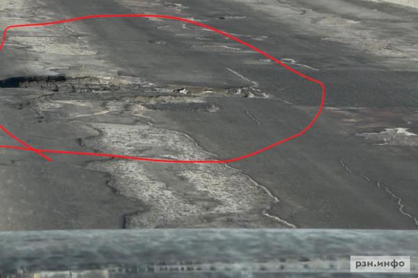 На мосту через Оку заметили ямы с оголенной арматурой