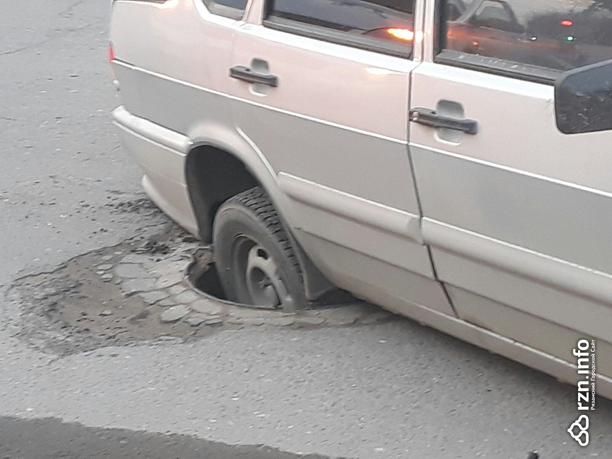 наехал на открытый люк. колесо провалилось в люк. колесо в люке. колесо провалилось в люк. колесо попало в люк.