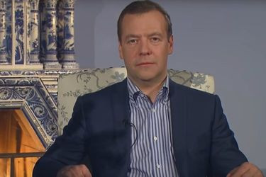 Дмитрий Медведев поздравил россиян с Новым годом. Видео Дмитрий Медведев поздравил россиян с Новым годом. Видео
