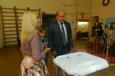«С хорошим настроением». Сергей Пупков проголосовал в Технологическом колледже