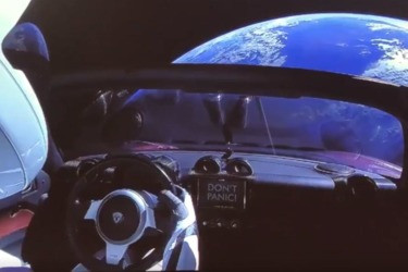 SpaceX запустила в космос автомобиль. Видео