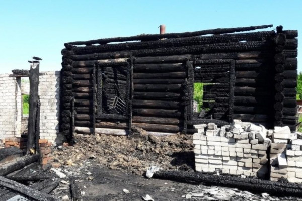 Рязанцы с девятью детьми остались без дома из-за пожара Рязанцы с девятью детьми остались без дома из-за пожара