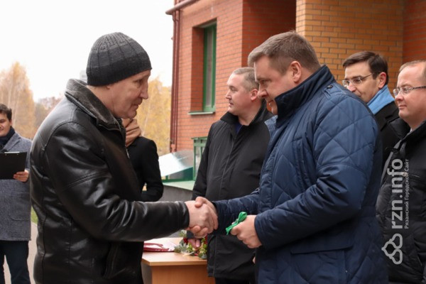 Любимов вручил ключи дольщикам скандального долгостроя на Касимовском шоссе. Фото