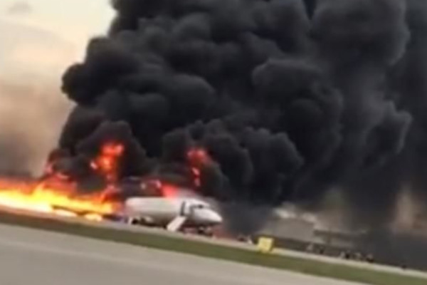 Пожар ssj 100 в шереметьево. Сгоревший самолет в шереметьево. Катастрофа ил 86 в шереметьево. Самолетов шереметьево горит. Ил 96 катастрофы.