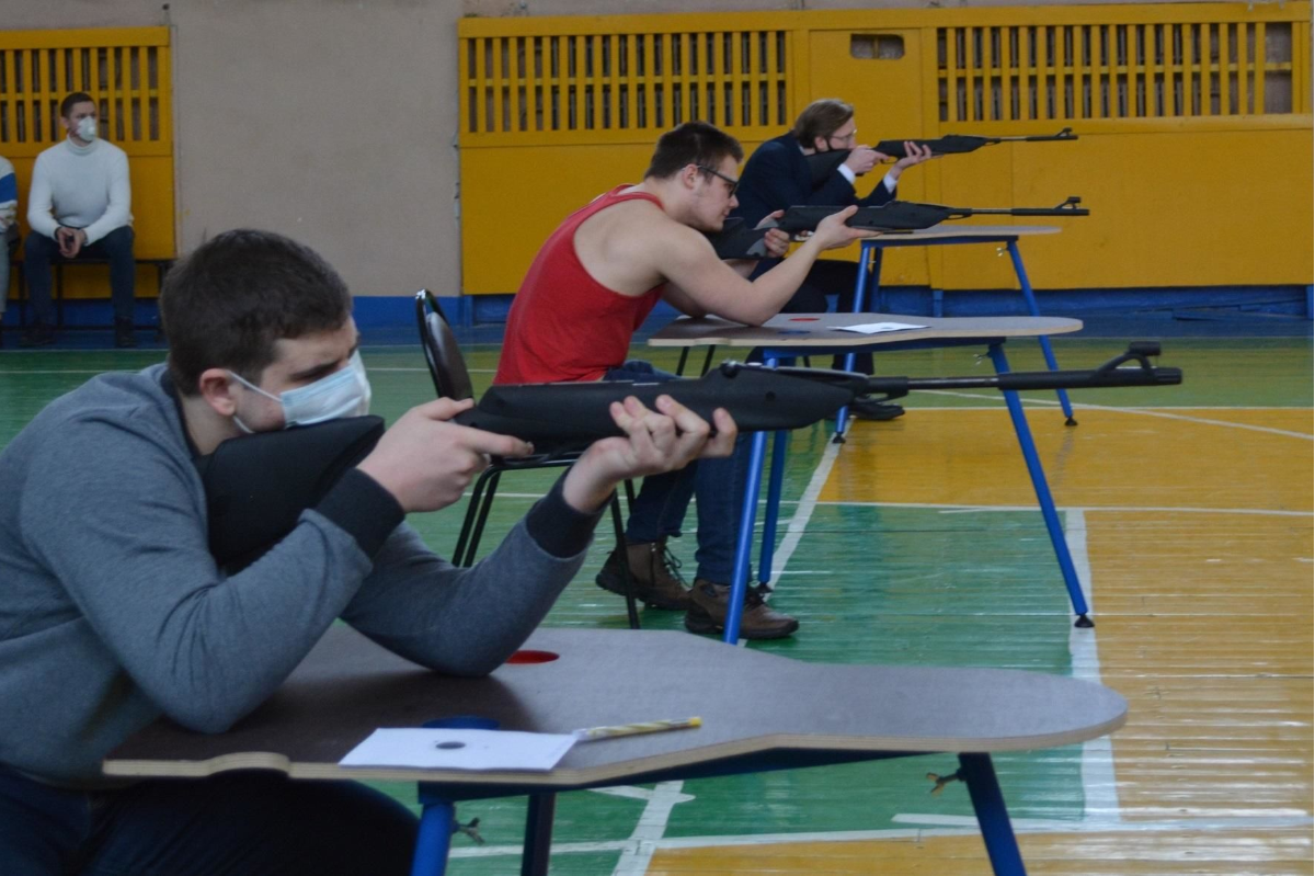 Военно прикладные виды спорта разряды. Соревнования по стрельбе из пневматической винтовки 2021 в Крыму. Соревнования по плаванию по стрельбе из пневматической винтовки. Спортзал для стрельбы. Соревнование объект стрельба.