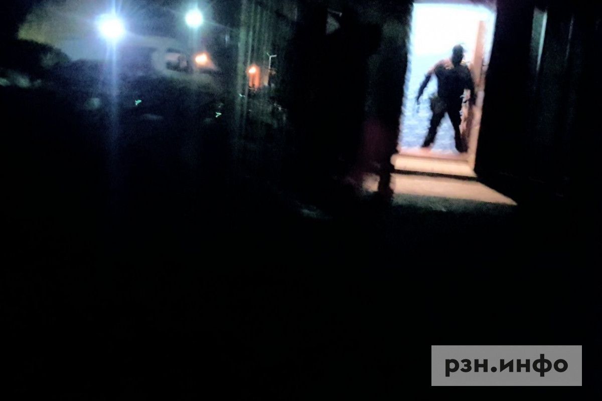 Кафе крепость чвк. Полиция врывается в кафе.