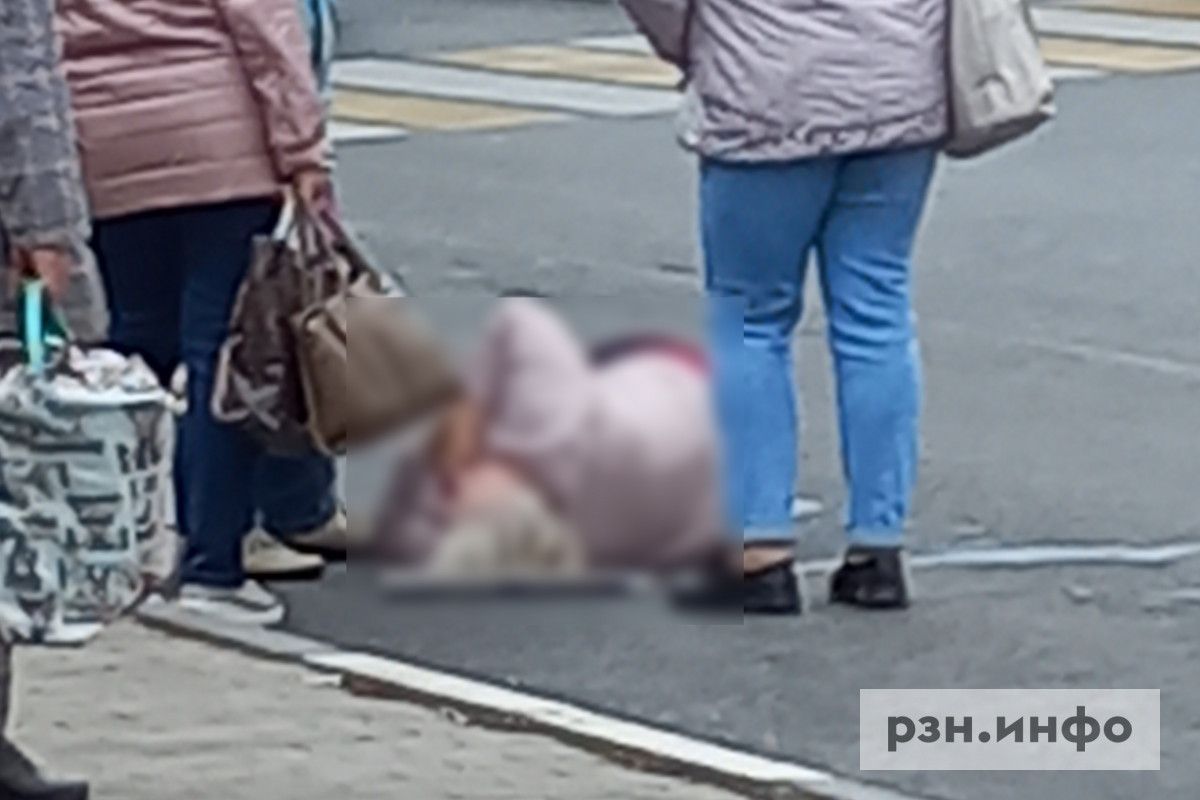 Пьяная девушка с коляской. Прикольные падения девушек. Вниз головой. Глыба льда упала с крыши. 112 экстренный вызов челябинск канал упал животом на перила.