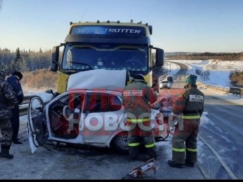 В Красноярском крае произошло смертельное ДТП между легковушкой и фурой