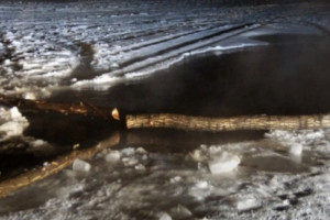 Карлык провалился крузер. Авто подо льдом. Крузак ушел под лед. Крузак ушел под лед. Машина во льду.