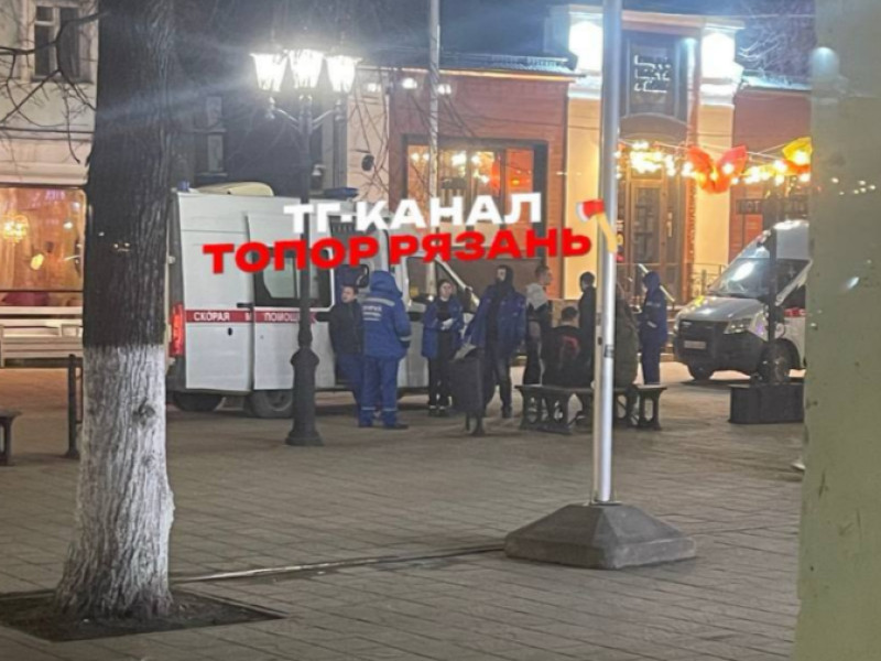 На улице Почтовой в Рязани неадекватный мужчина устроил дебош и напал на медиков