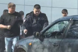 В Рязани неадекватный мужчина приставал к прохожим и разбил стекло автомобиля