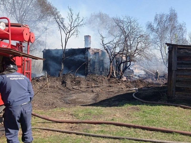 В рязанском поселке сгорели пять домов В рязанском поселке сгорели пять домов