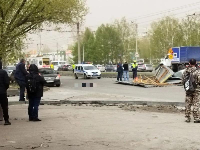 В Омске мужчину сдуло ветром с крыши, он погиб