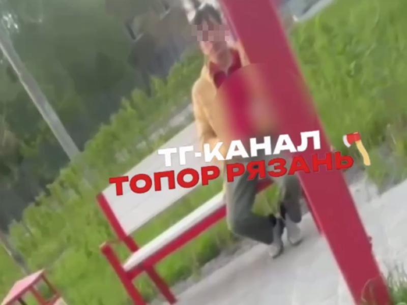 На бульваре Победы в Рязани заметили онаниста На бульваре Победы в Рязани заметили онаниста