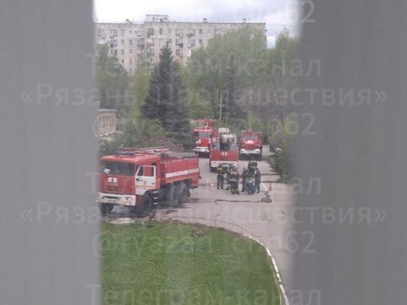 Около здания больницы № 11 в Рязани заметили машины экстренных служб