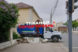 Около РГУ имени Есенина засняли рухнувший забор