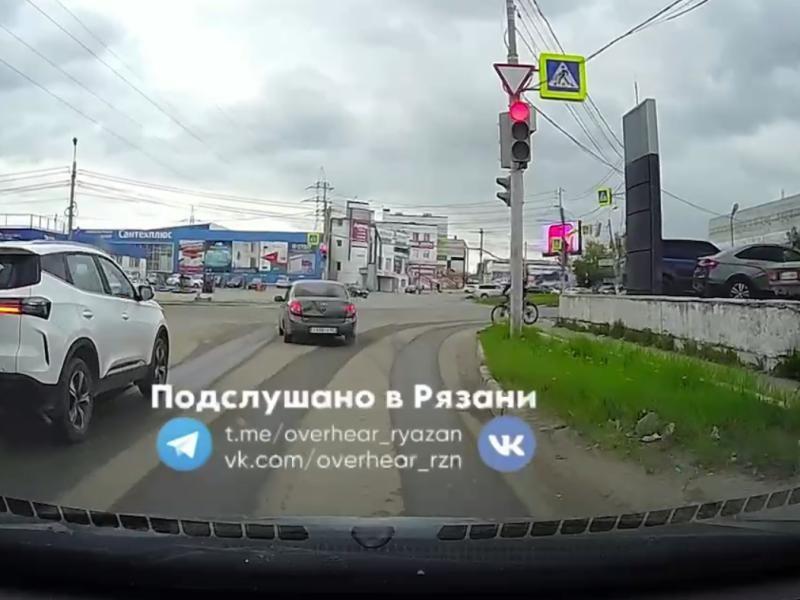 В Рязани засняли водителя, проехавшего на запрещающий сигнал светофора