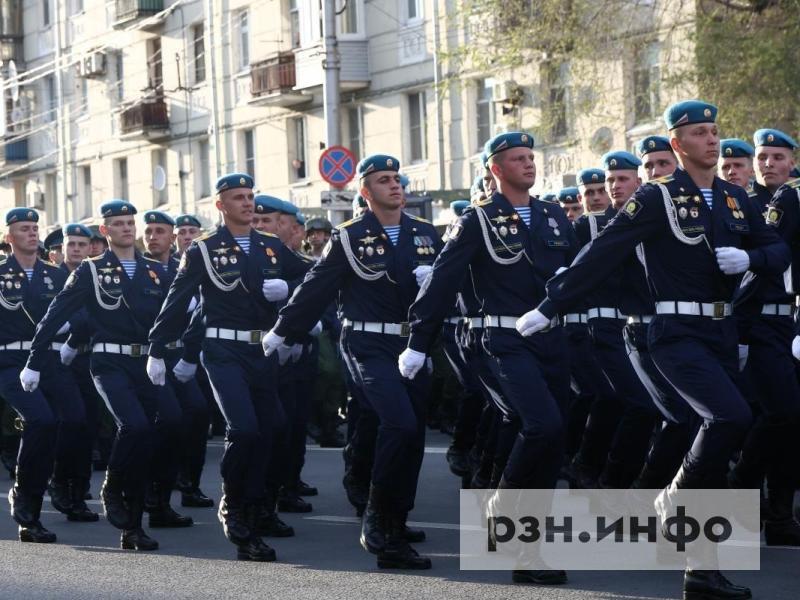Опубликован фоторепортаж со встречи десантников на площади Победы в Рязани