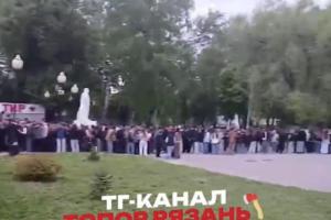 В Рязани засняли многометровую очередь