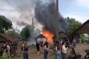 На пляже в Борках засняли пожар