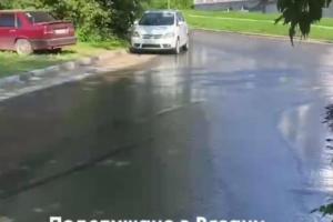 Улицу Чернышевского в Рязани затопило