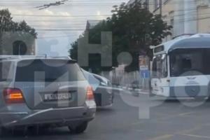 В центре Рязани столкнулись «Мерседес» и троллейбус