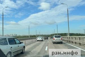 Рязанцы сообщили, что на мосту через Оку нанесли разметку на ямы и неровности
