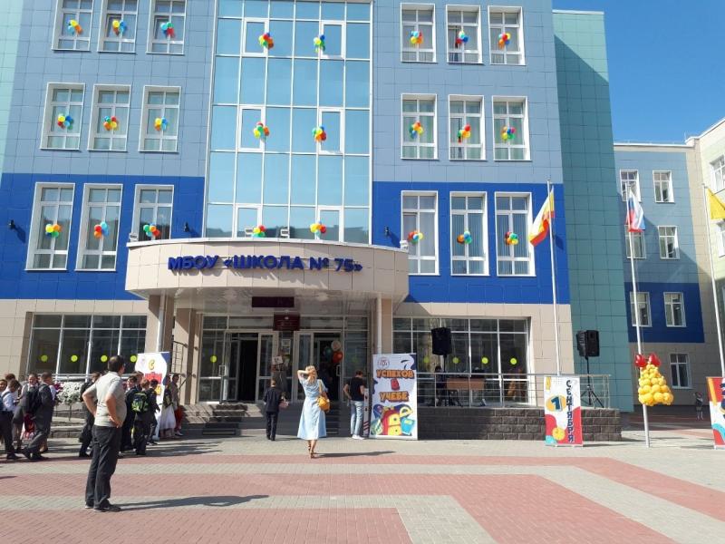 Стилист рассказала, как составить модный образ на 1 сентября мамам