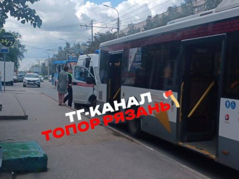 В Рязани пассажирка выпала из общественного транспорта