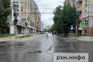 В России предложили штрафовать пешеходов с наушниками и телефонами на «зебрах»