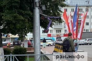 Рязанцы засняли подвешенный на столбе самокат