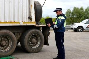 На мосту через Оку в Рязани провели рейд по большегрузам