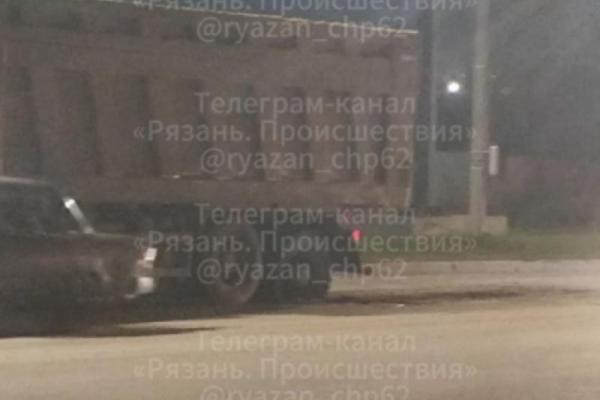 В Рязани у грузовика лопнуло колесо