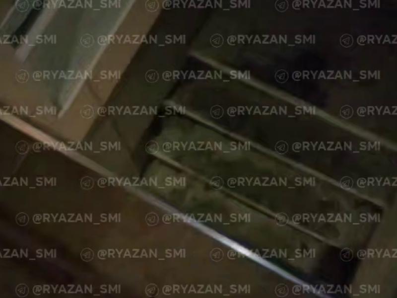 В детском центре ребенок упал с высоты из-за сломанных перил, сообщила рязанка