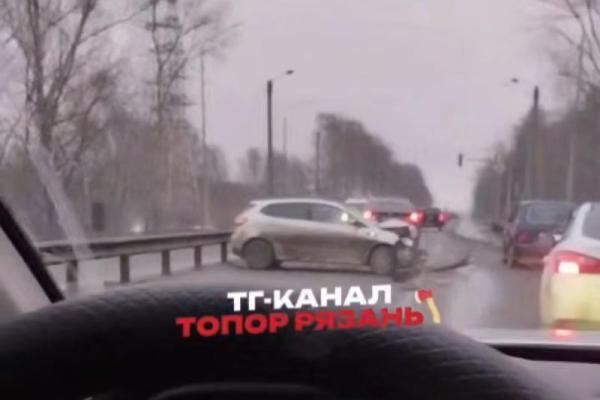 В Рязани на Южной окружной машина въехала в ограждение