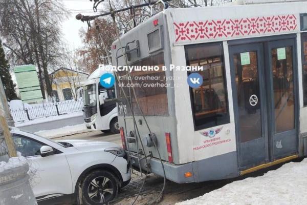 В центре Рязани легковушка врезалась в троллейбус