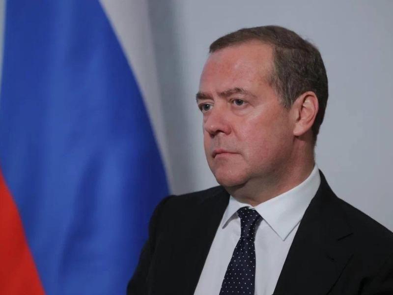 Медведев: правительство обязано трудоустраивать ветеранов СВО на предприятия