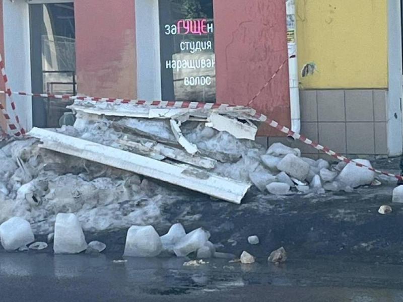 В Рязани после уборки ледяных глыб с крыш на тротуар начали падать кирпичи
