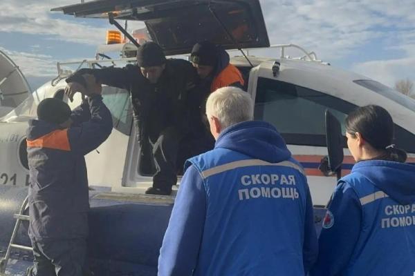 Сотрудники МЧС эвакуировали больного мужчину из затопленного половодьем села Заокское под Рязанью