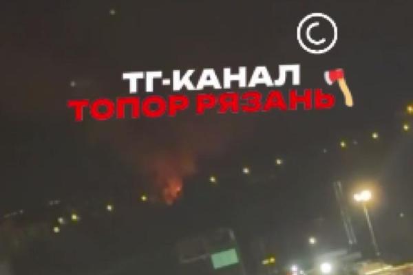 Рязанцы сообщили о ночном пожаре у Лесопарка