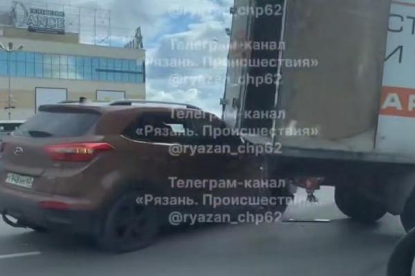 В Рязани легковушка столкнулась с грузовым автомобилем