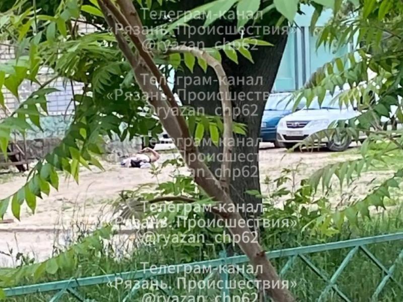 В Рязани заметили лежащее на улице тело мужчины
