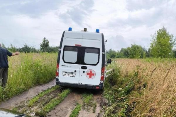 Застрявшая в грязи скорая направлялась на вызов к рязанцу