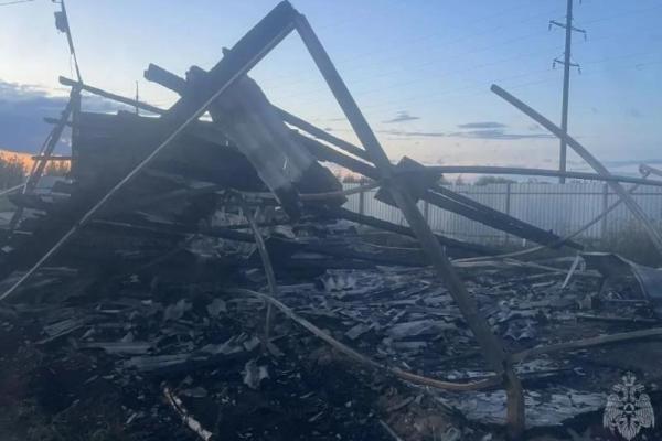 В Рязанской области произошел пожар в ангаре, загорелся автомобиль