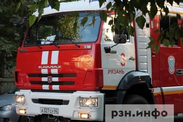 Под Рязанью потушили загоревшуюся легковушку