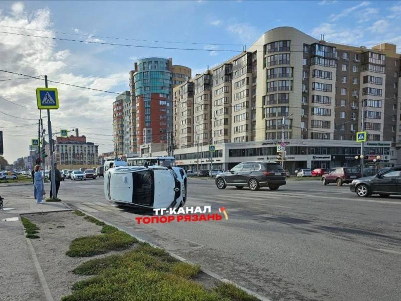 На пешеходном переходе в Рязани перевернулся автомобиль