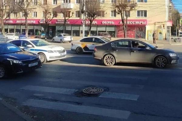 На пешеходном переходе в Рязани иномарка сбила женщину